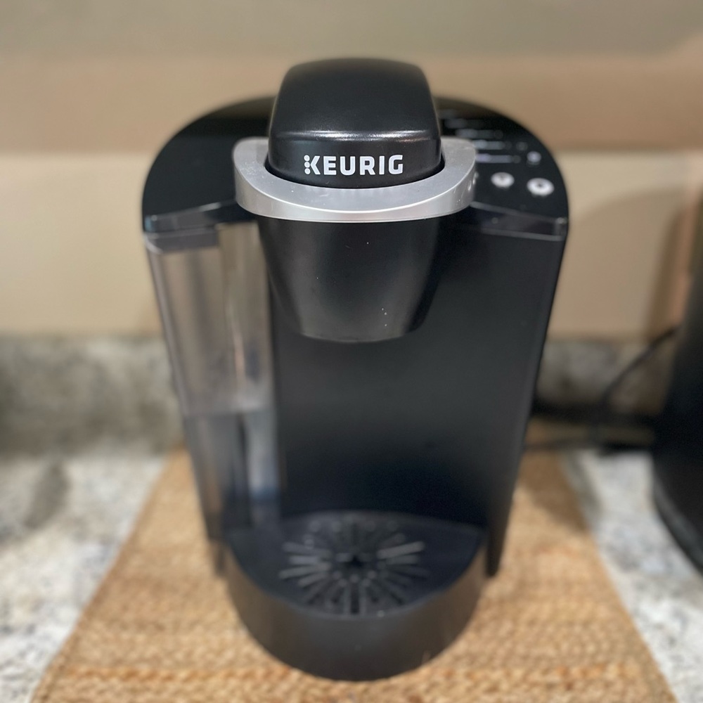 Keurig K-Classic single serve coffee maker. 6-10oz servings w/ reusable pod.